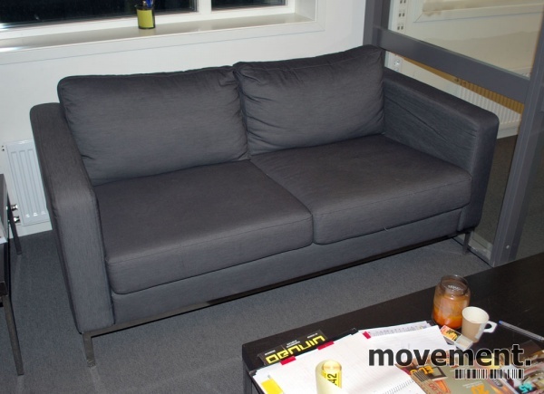 Solgt!IKEA Karlstad 2-seter sofa i grått / krom, 165 cm bredde, pent brukt