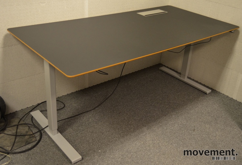 Solgt!Montana DJOB hevsenk-skrivebord medbordplate i sort linoleum,  180x90cm, pent brukt