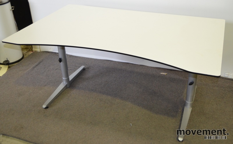Solgt!Edsbyn skrivebord i hvitt med sort kant,magebue, 140x90cm, pent brukt