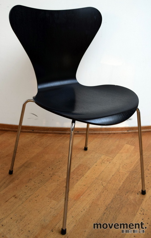 Solgt!Arne Jacobsen 7er-stol /syver-stol, model 3107, i sort, understell i  krom, ny sittehøyde, pent brukt