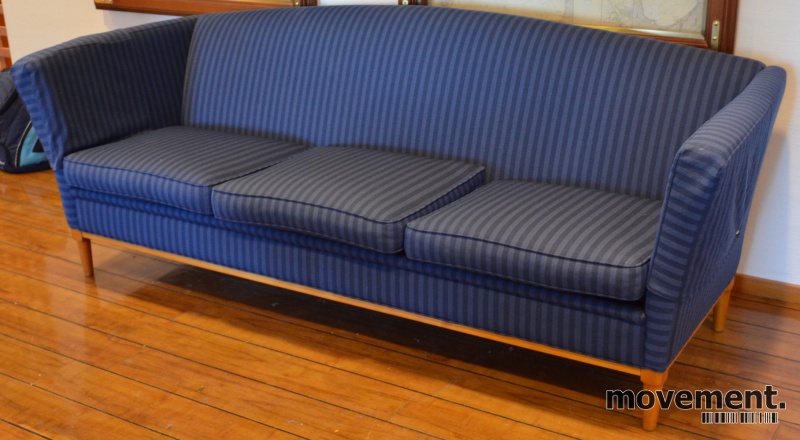 Solgt!Hødnebø 3-seter sofa i blåstripete stoffmed ben i gylden bjerk,  bredde 212cm, pent brukt