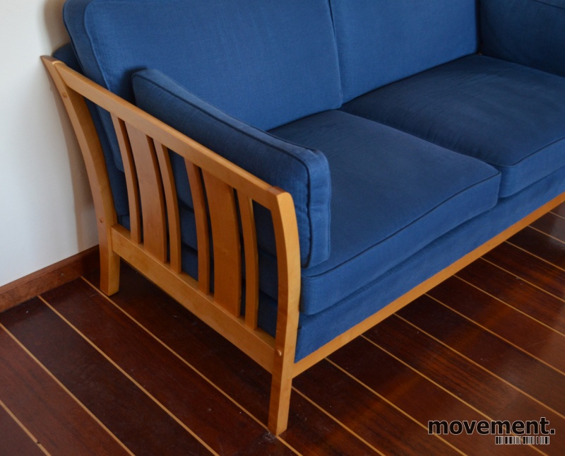 Solgt!Hødnebø Bjerkholm 2-seter sofa iblått stoff / gylden bjerk, bredde  165cm, pent brukt