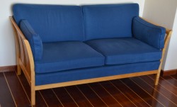 Hødnebø Bjerkholm 2-seter sofa i blåttstoff / gylden bjerk, bredde 165cm,  pent brukt - Skriv ut