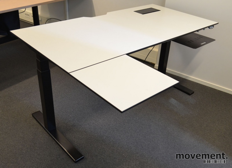 Solgt!Lekkert skrivebord med elektrisk hevsenkfra Svenheim 160x80cm, hvit  plate med sort kant, pent brukt