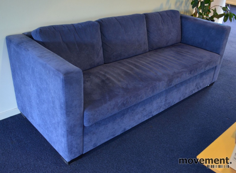 Solgt!3-seter sofa i blått mikrofiberstoff fraBolia, bredde 205cm, pent  brukt