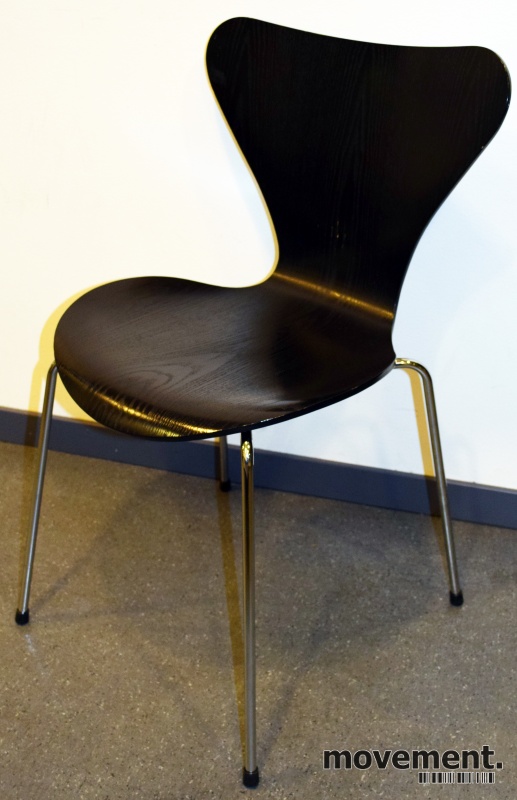 Solgt!Arne Jacobsen 7er-stol / syver-stol,model 3107, i sort, understell i  krom, noe småskader