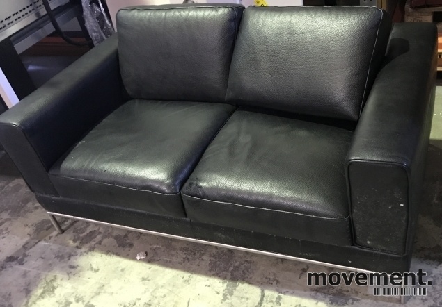 Solgt!Loungesofa 2seter i sort skinn,satinerte stålben, Ikea Modell Arild,  156cm bredde, pent brukt