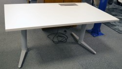 Skrivebord med elektrisk hevsenk fraEdsbyn i hvitt / grått, 140x80cm med  kabelluke og kabelbrønn, ny plate, pent brukt understell - Skriv ut