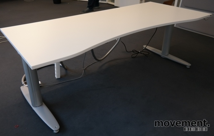 Solgt!Kinnarps T-serie elektrisk hevsenkskrivebord i hvitt, understell i  lysegrått, 180x80cm, magebue, pent