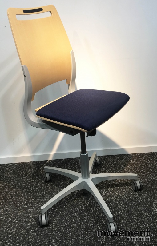 Solgt!Enkel kontorstol fra Kinnarps, modellXact i blått/bøk, grått  understell, pent brukt