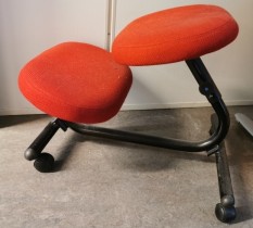 Ergonomisk kontorstol: Håg Balans Vitalknestol med hjul, rødt stofftrekk.  sort ramme, pent brukt - Skriv ut