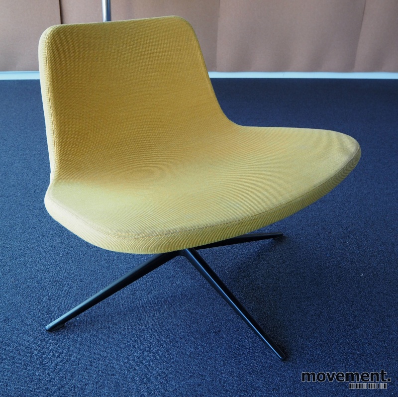 Solgt!Ray Lounge Chair by Hay, design JakobWagner, gult Kvadrat-stoff, base  med sving, pent brukt