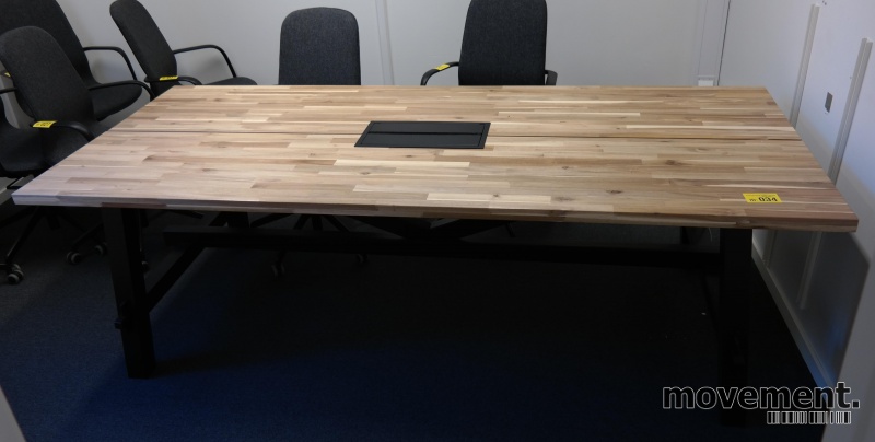 Solgt!Konferansebord / spisebord i akasieheltre fra IKEA, modell Skogsta,  235x100cm, pent brukt
