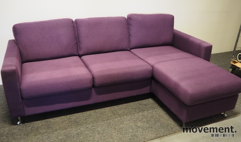 Solgt!2-seter sofa med sjeselong i lillastoff, bredde 220cm, pent brukt
