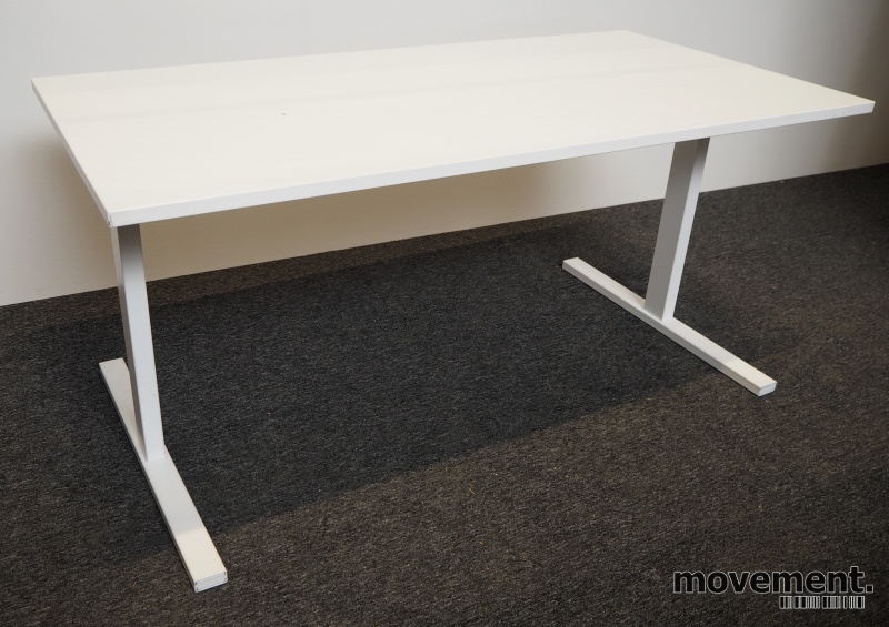 Solgt!Skrivebord i hvitt fra Narbutas, T-easy,160x80cm, pent brukt