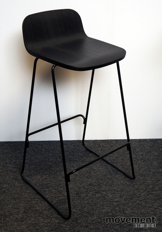 Barstol / barkrakk i sort eik fraNormann Copenhagen, modell Just med rygg,  sittehøyde 75cm, pent brukt
