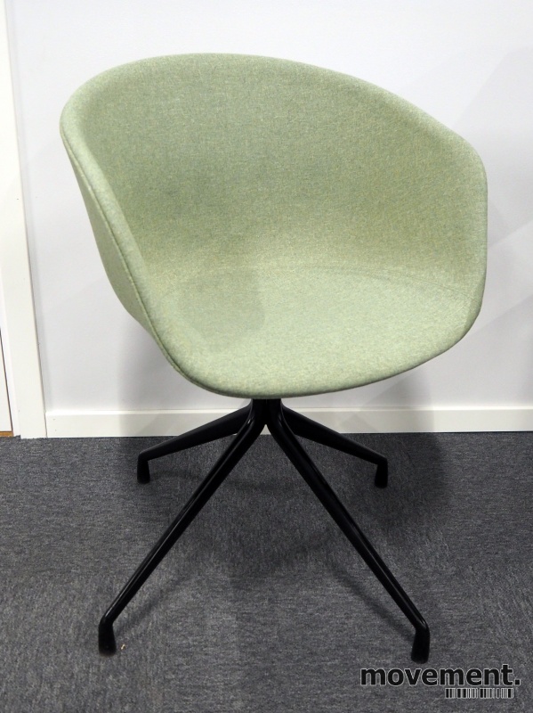 Solgt!HAY About a chair AAC 20 i NYTRUKKET ilyst grønt stoff. ben i  sortlakkert metall, pent brukt