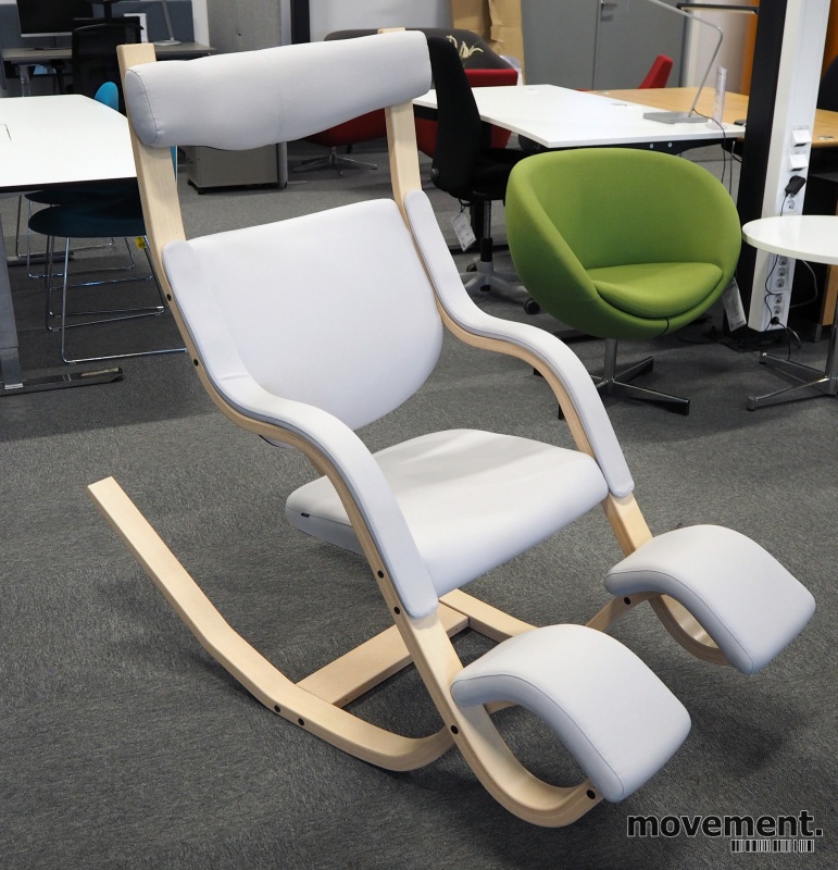 Loungestol / lenestol i lyst grått stoff/ ask fra Varier Furniture, modell  Gravity, design: Peter Opsvik, pent brukt