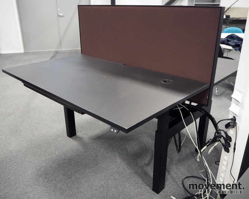 Solgt!Dobbel hevsenk 140cm skrivebord,sort plate og understell fra Holmris,  med skillevegg, pent brukt