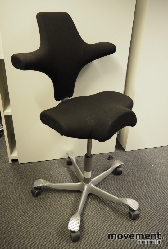 Solgt!Ergonomisk kontorstol fra Håg: Capisco8106, sort stoff / grått  fotkryss, 69cm maxhøyde, pent brukt