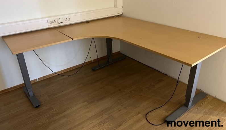 Solgt!Skrivebord / hjørneløsning fra EFG i bøkfiner, 180x180cm,  venstreløsning, brukt med noe slitasje