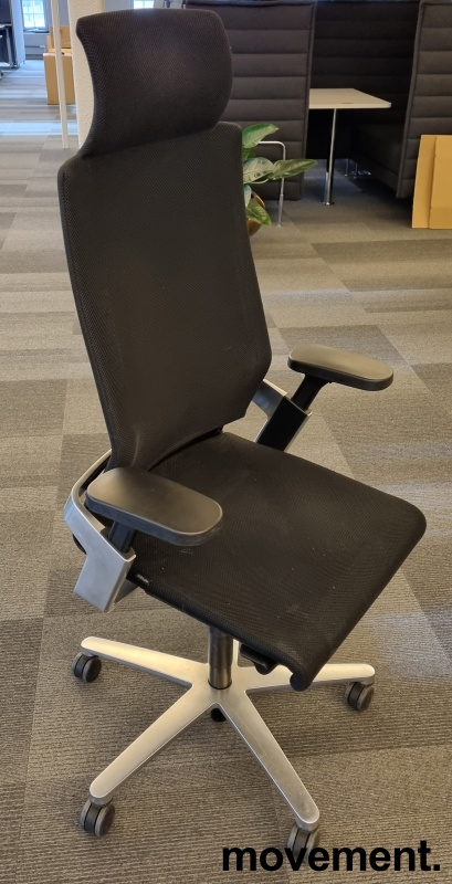 Kontorstol i sort stoff fraWilkhahn, modell ON office chair med nakkepute,  pent brukt