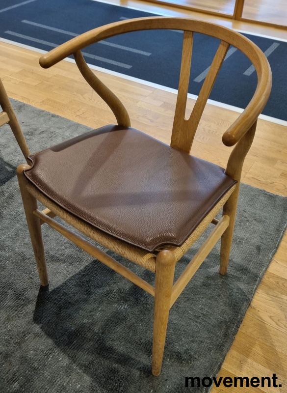 Solgt!Y-stolen / CH24 fra Carl Hansen & Søn,Design: Wegner, såpet eik med  pute i brunt skinn, pent brukt