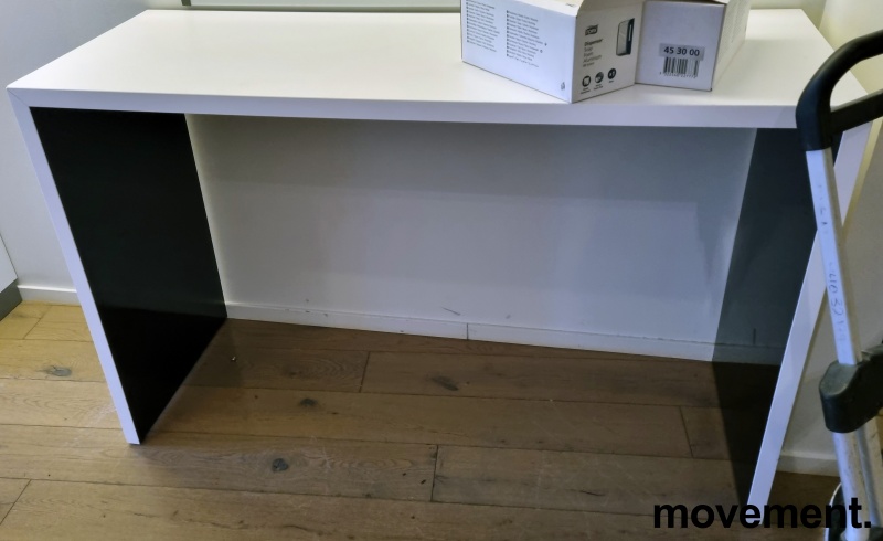 Lite, høyt møtebord i hvitt medkanter i sort, 160x60cm, H=102cm, for 4  pers, brukt med slitasje