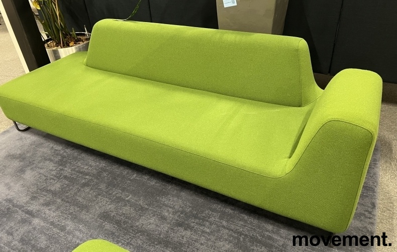 Solgt!UGO 3-seter sofa fra LK Hjelle,225cm bredde, armlene høyre side,  NYTRUKKET i grønt ullstoff
