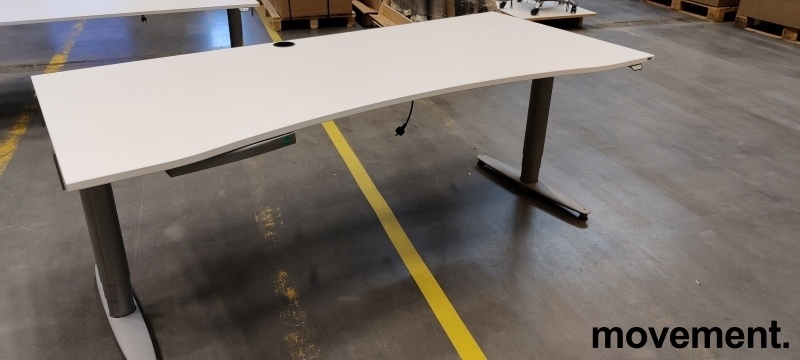 Kinnarps T-serie elektrisk hevsenkskrivebord 200x90cm i hvit laminat,  magebue, pent brukt
