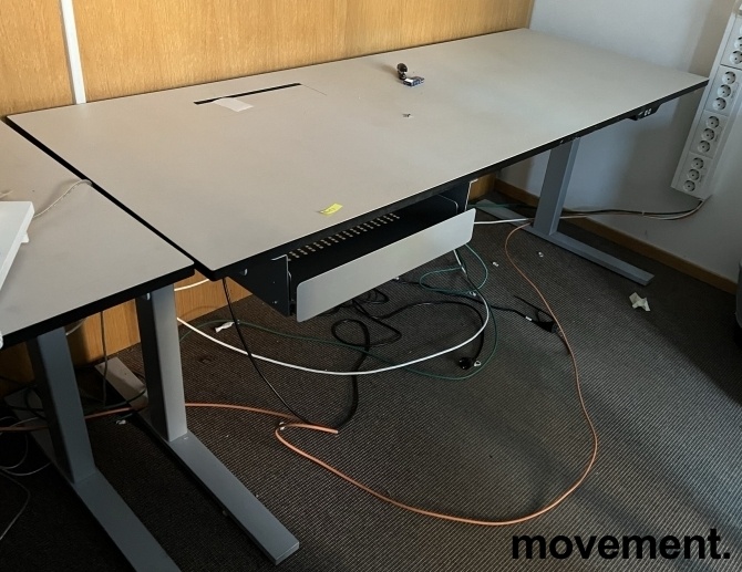 Elektrisk hevsenk skrivebord fraRagnars, 180x70cm, beige bordplate / grått  understell, pent brukt
