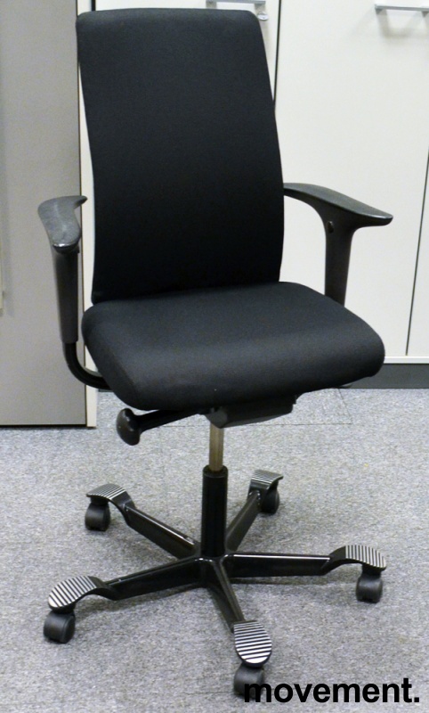 Håg H05 5600 kontorstol i sort,nytrukket, med faste armlener, pent brukt