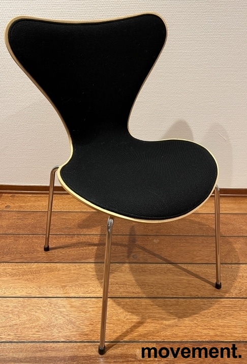 Solgt!Arne Jacobsen 7er-stol / syver-stol,model 3107 i sort stoff / bøk  natur, understell i krom, pent brukt
