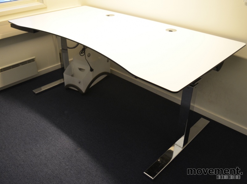 Duba B8 skrivebord med elektrisk hevsenki hvitt og krom, 180x90cm med  mavebue, pent brukt