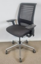 Lekker kontorstol fra Steelcase, modellThink, sete i sort stoff, mesh rygg,  pent brukt - Skriv ut