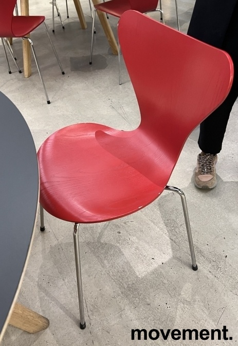 Solgt!Arne Jacobsen 7er-stol /syver-stol, model 3107, i 565 Rød, understell  i krom, pent brukt