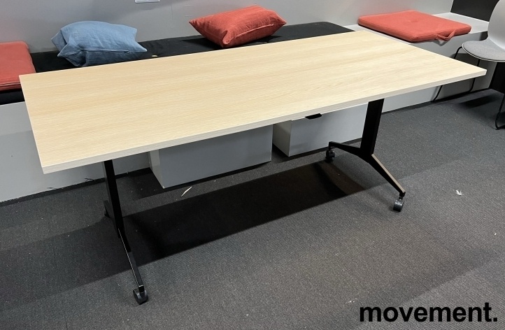 Møtebord / kantinebord / klappbordpå hjul i eik laminat / sort,  sammenleggbart, 180x80cm, pent brukt