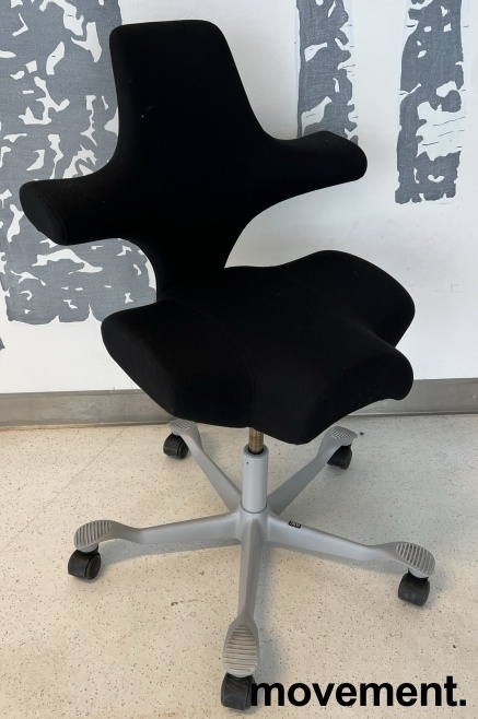 Ergonomisk kontorstol fra Håg:Capisco 8106, sort stoff / grått fotkryss,  58cm maxhøyde, pent brukt