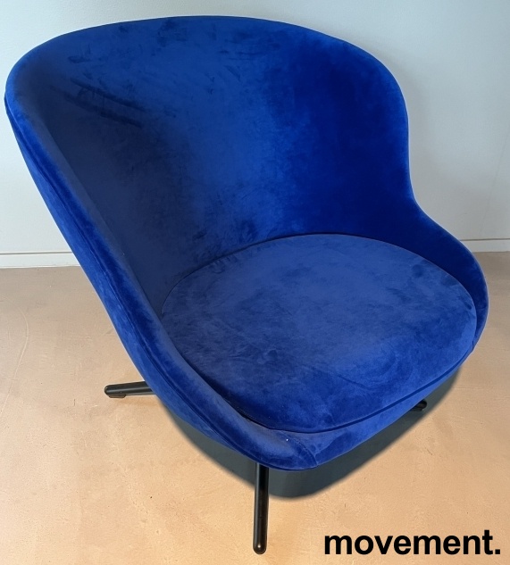 Loungestol / lenestol i knall blåttvelourstoff / sort fra Normann  Copenhagen, modell Hyg Low Swivel, pent brukt