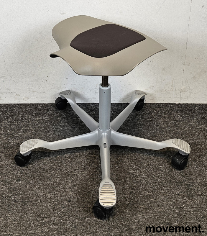 Ergonomisk kontorstol fra Håg:Capisco Puls, mørk grått stoff / lys grå,  45-64cm sittehøyde, pent brukt