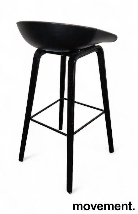 Barkrakk / barstol Hay About astool i sort med ben i sort eik, sittehøyde  74cm (høy modell), pent brukt