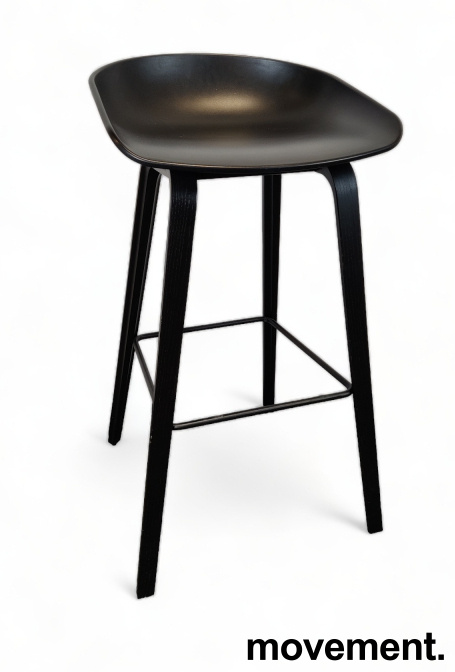 Solgt!Barkrakk / barstol Hay About astool i sort med ben i sort eik,  sittehøyde 74cm (høy modell), pent brukt