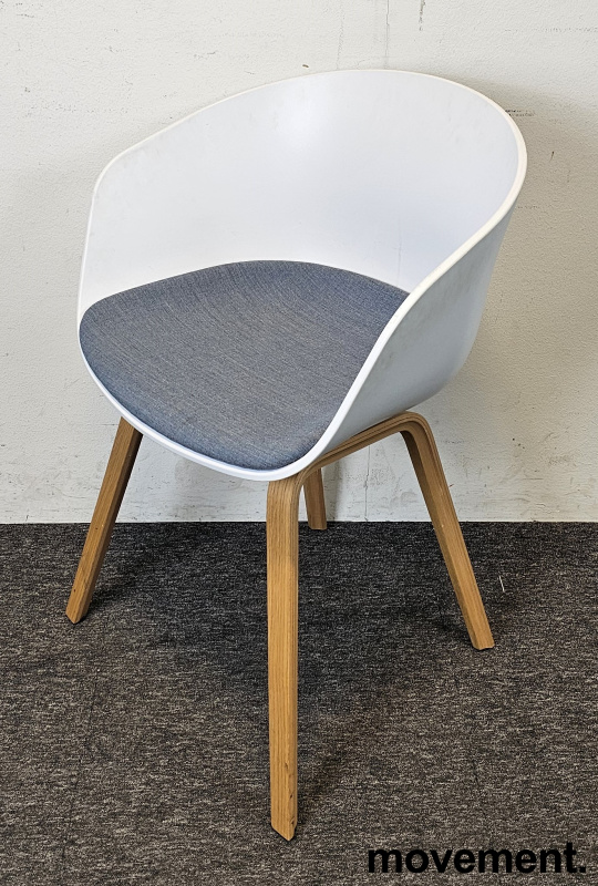 HAY About a chair AAC 22 i hvit medgråblå pute / eik, pent brukt