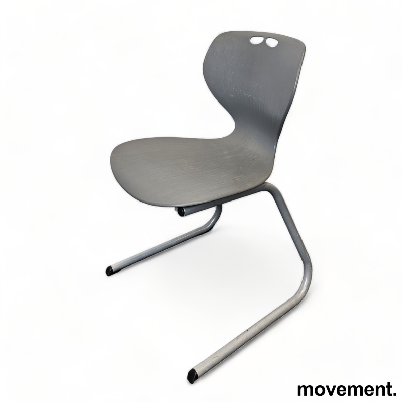 Konferansestol / skolestol fra NCPi lys grå plast / grålakkert metall,  brukt med slitasje