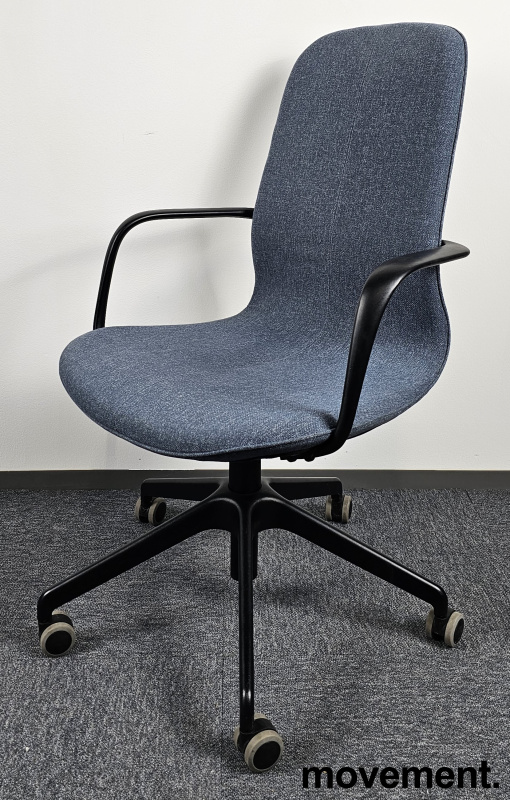 Kontorstol / konferansestol på hjuli mørkt blått stoff fra IKEA, modell  Långfjäll, pent brukt