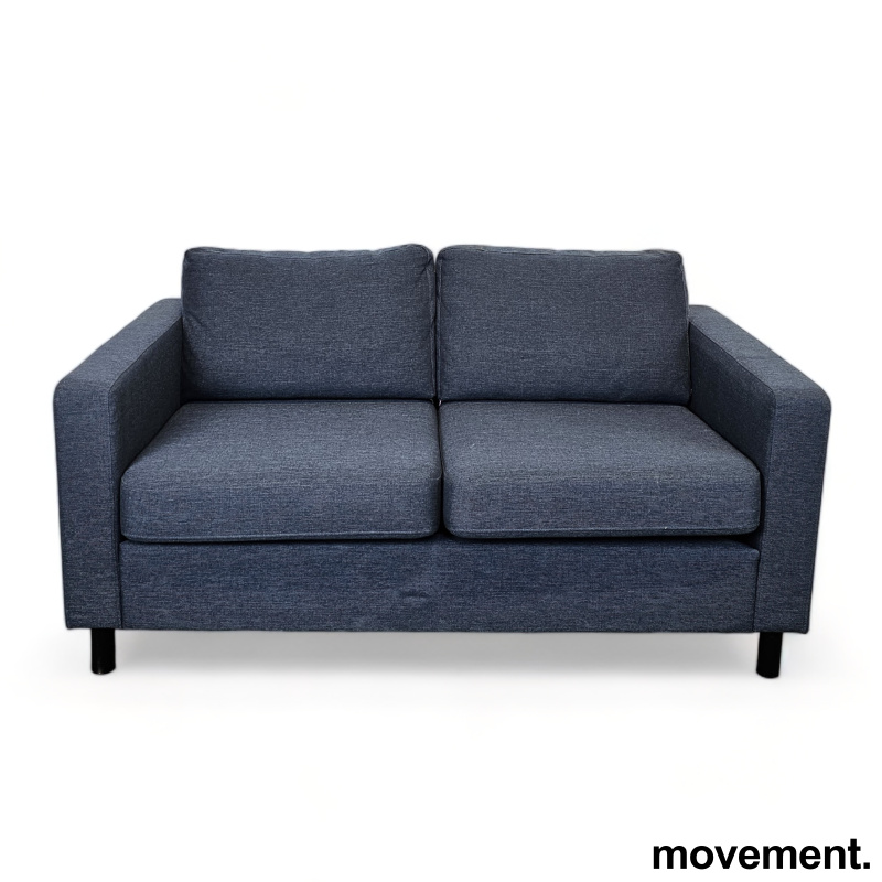 2-seter sofa i blått stoff, bredde155cm, pent brukt